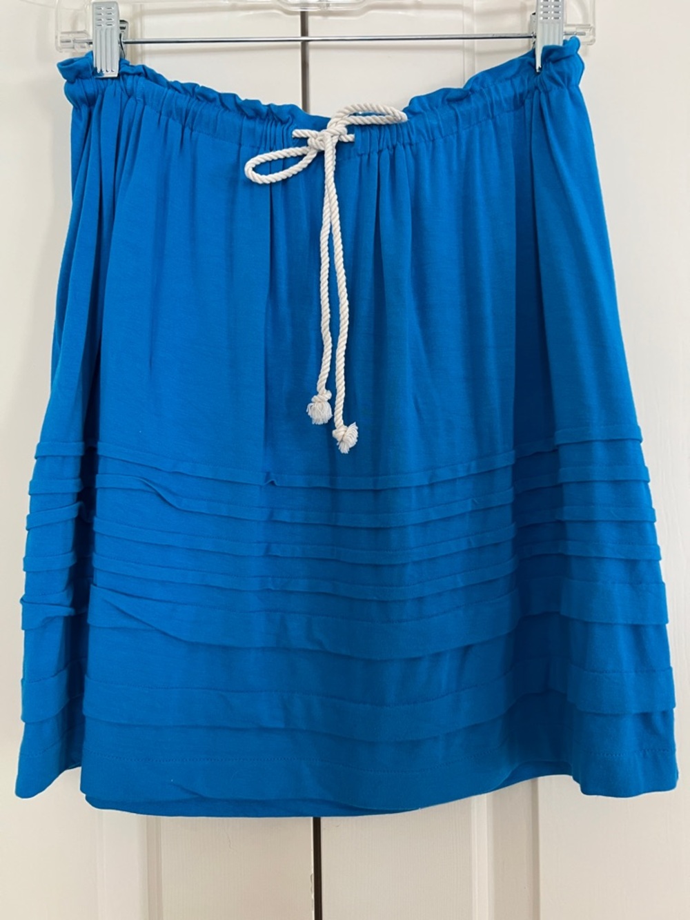 Caslon Bright Turquoise Flowy Tiered Skirt with Cotton Waistband
Size S